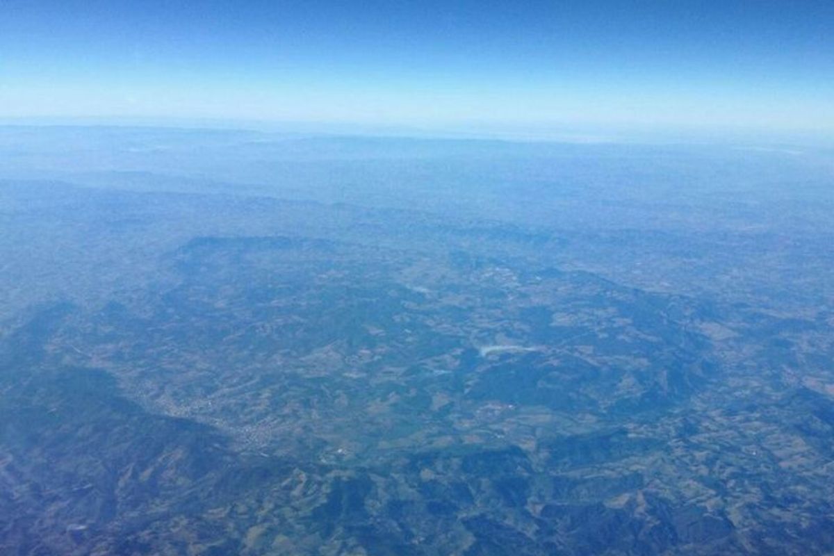 Vulcões no Brasil: explore o surpreendente passado de fogo do país, de antigas caldeiras na Amazônia a regiões como Poços de Caldas.