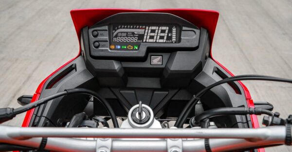 Ela custa mais que muito carro popular, tem fila de espera e virou símbolo de status: a moto japonesa que conquistou o Brasil e não para de crescer em vendas