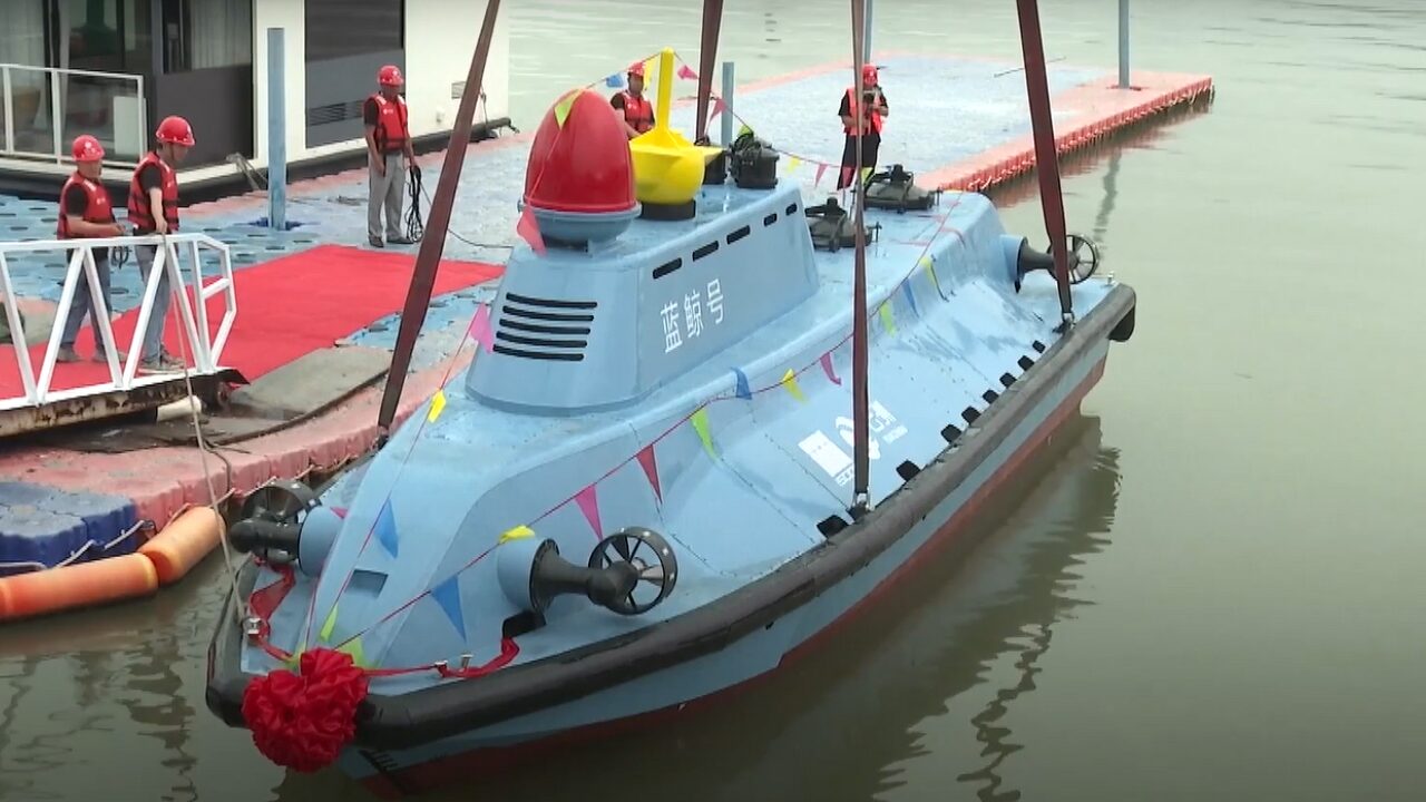 O Baleia Azul, submarino não tripulado da China, mapeia o fundo do mar com precisão, coleta dados climáticos e opera submerso por 30 dias.