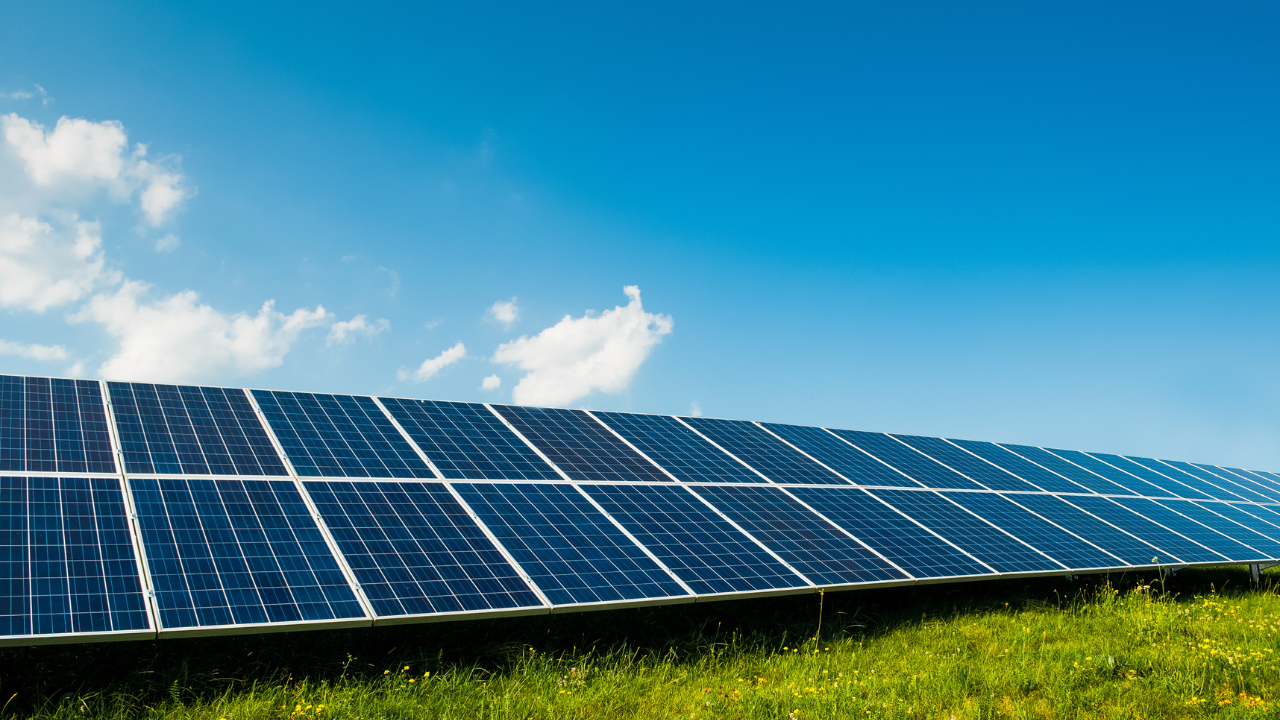 Juiz de Fora se destaca na transição energética brasileira ao atrair R$ 2 bilhões em investimentos para projetos de energia solar e biomassa até 2026.