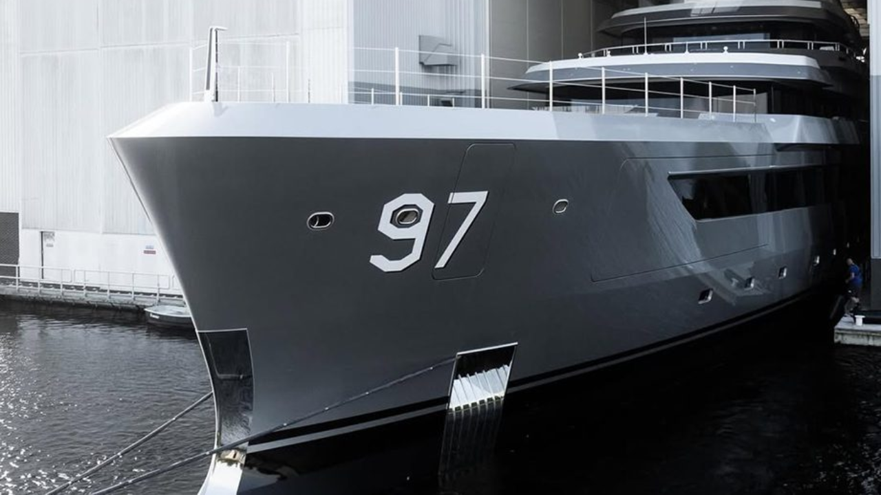 El astillero Feadship lanza el megayate explorador Valor, con 80 metros, tecnología de emisión cero y diseño inspirado en barcos de guerra.