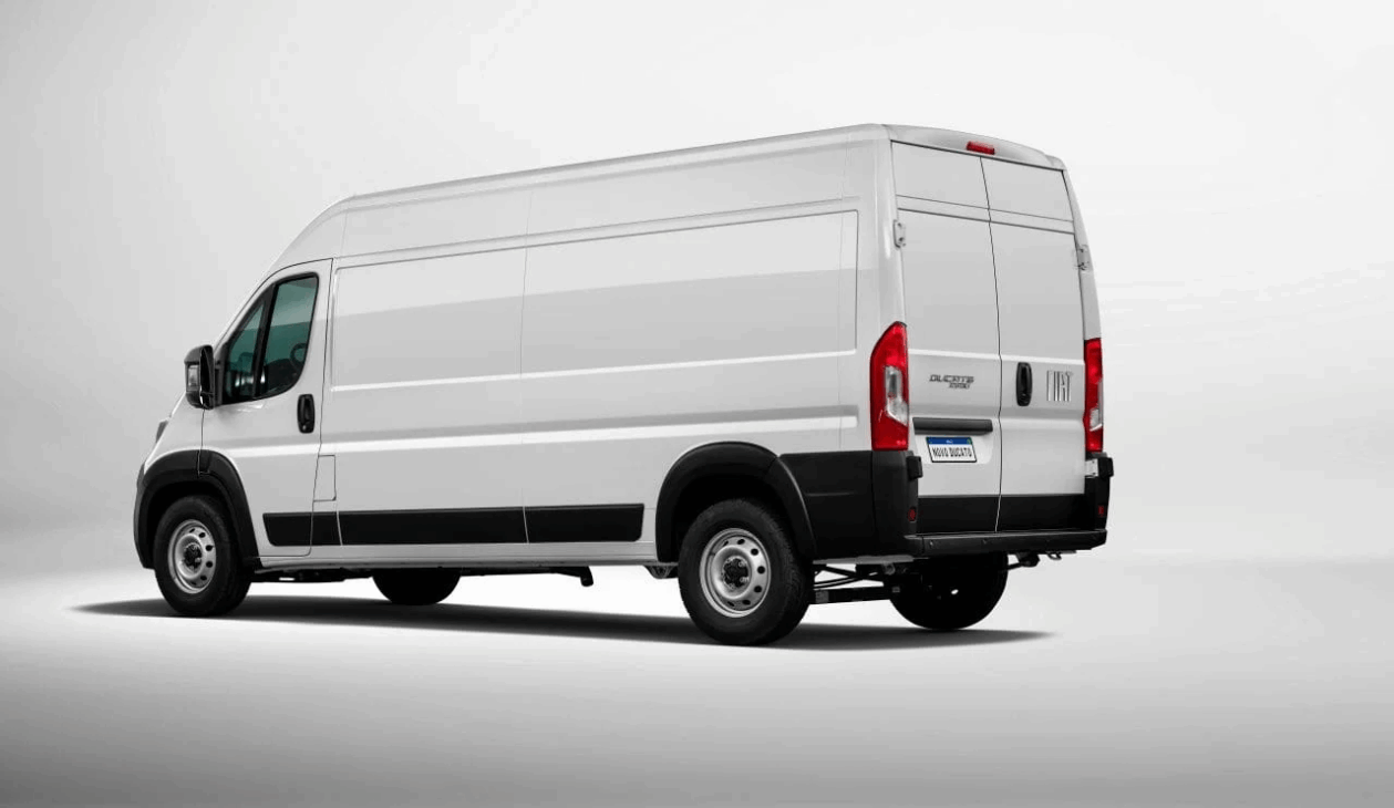 Fiat Ducato 2026 llega con motor 2.2 turbodiésel, diseño renovado, hasta 13m³ de carga y conectividad inédita para revolucionar el transporte comercial.