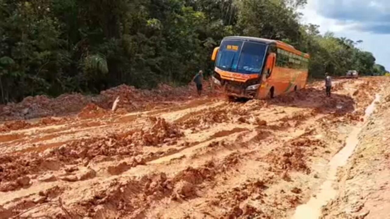 BR-319, la carretera de la Amazonía olvidada, enfrenta obstáculos ambientales y políticos que impiden su pavimentación y desarrollo sostenible.