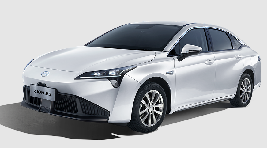 El Aion ES es un sedán mediano eléctrico con precio competitivo, enfocado en ventas corporativas, conductores de aplicaciones y flotas. Con 136 cv y autonomía de 314 km, busca ser una opción económica para uso profesional. Foto: Divulgação