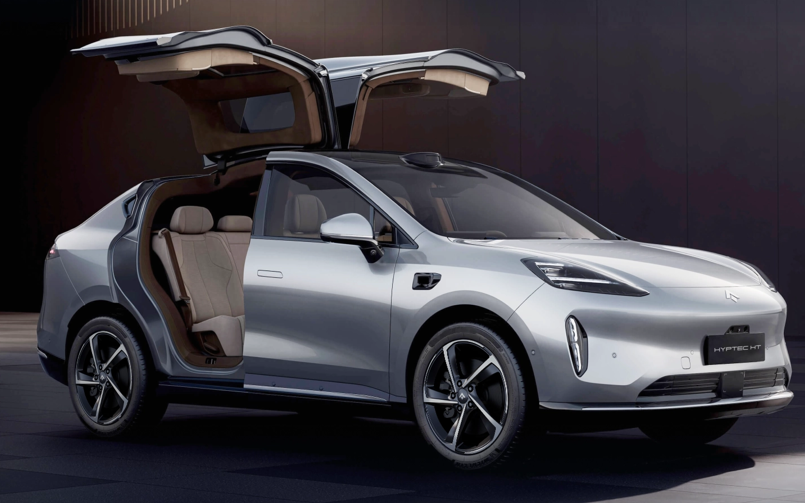 Posicionado como el SUV eléctrico de lujo de GAC, el Hyptec HT apunta a competidores como el Tesla Model Y y ofrece un acabado premium. Su versión Ultra se diferencia por las puertas traseras con apertura hacia arriba y motor de 245 cv. Foto: Divulgação