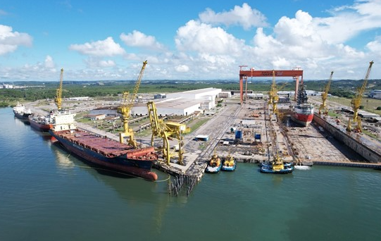 El Astillero Atlántico Sur (EAS), ubicado en el Puerto de Suape (PE), es el más grande de Brasil y, desde su inauguración en 2010, representa un símbolo de la modernidad y capacidad técnica brasileña en la construcción de buques de gran porte, como petroleros y plataformas de exploración de petróleo.
