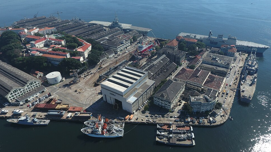 El Arsenal de Marina de Río de Janeiro, fundado en 1763 durante el período colonial, fue el primer astillero registrado en Brasil y sirvió durante siglos como el principal centro de construcción naval del país, desempeñando un papel fundamental en la consolidación de la independencia marítima brasileña.