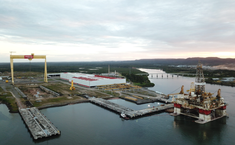 El Astillero Enseada, ubicado estratégicamente en Bahía, a orillas del Río Paraguaçu, destaca por su moderna infraestructura y gran capacidad para construcción y reparación naval, atendiendo proyectos offshore y otras demandas industriales, además de operar como un complejo logístico-portuario.