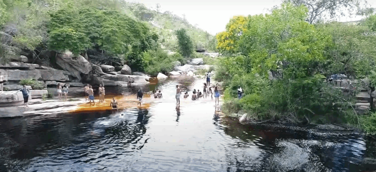 En el sertón nordestino, ríos secos esconden redes subterráneas que mantienen la vida y sorprenden a todos con su fuerza cuando resurgan inesperadamente.