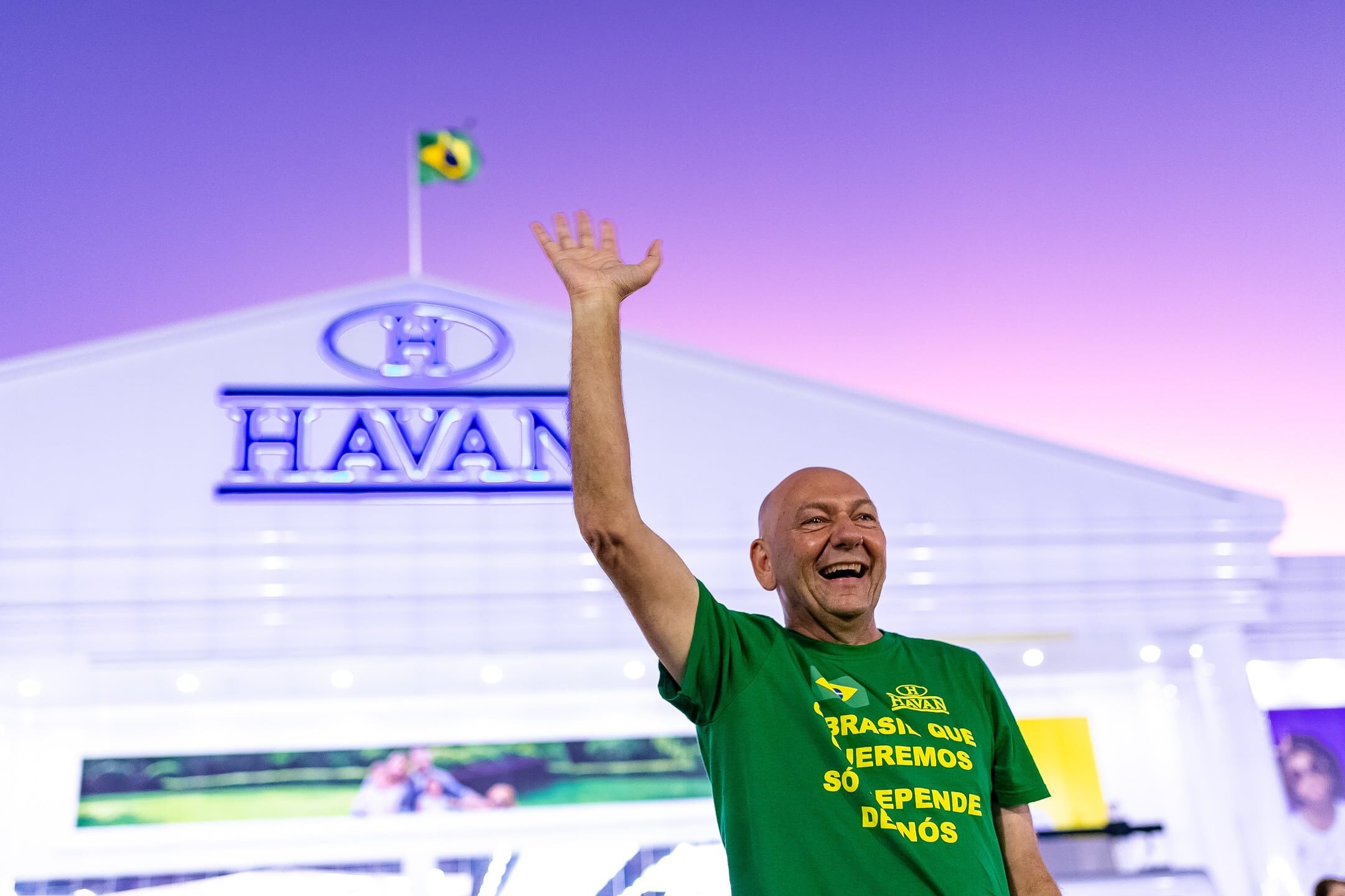 De loja de tecidos à rede bilionária: a história ousada da Havan, sua estética marcante e o empresário que virou rosto da própria marca.