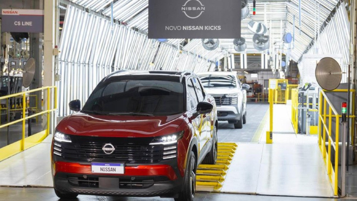 Nissan Kicks 2026 revela interior tecnológico y som Bose nos encostos, com teto solar panorâmico e motor 1.0 turboflex. Saiba tudo!