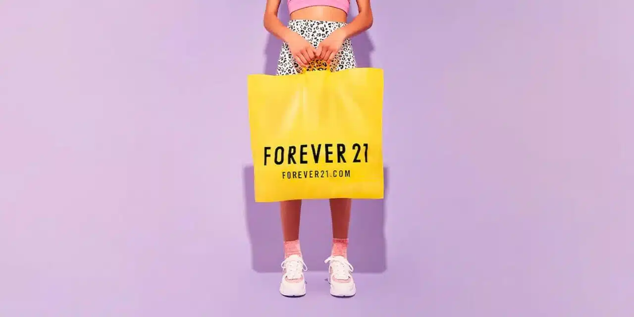 Forever 21 declara quiebra, cierra más de 300 tiendas y revela los desafíos del fast fashion frente a la transformación digital y al nuevo consumidor.