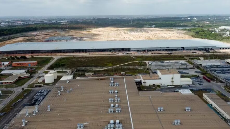 La fábrica de BYD en Camaçari (BA) aún está en fase de construcción, y muchas cosas siguen indefinidas sobre cómo será la producción local. Foto: Divulgación