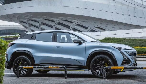 El diseño del Changan Uni-T es impactante y futurista, con líneas angulares, una parrilla frontal imponente y faros afilados que refuerzan su carácter deportivo. Las ruedas de perfil bajo y el alerón trasero completan el diseño agresivo, llamando la atención incluso detenido. Foto: Divulgación