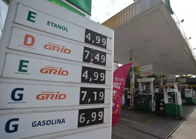 Petrobras corta precio del diésel y gasolina, pero descuentos no llegan al consumidor; gobierno intensifica fiscalización contra fraudes y cárteles.