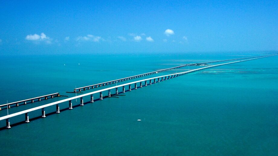 Descubre la Overseas Highway, una carretera de 180 km que atraviesa el océano en Florida, uniendo ingeniería impresionante y paisajes paradisíacos.