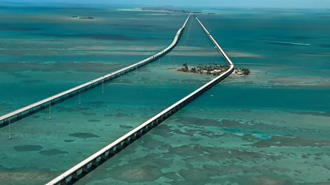 Descubre la Overseas Highway, una carretera de 180 km que atraviesa el océano en Florida, uniendo ingeniería impresionante y paisajes paradisíacos.