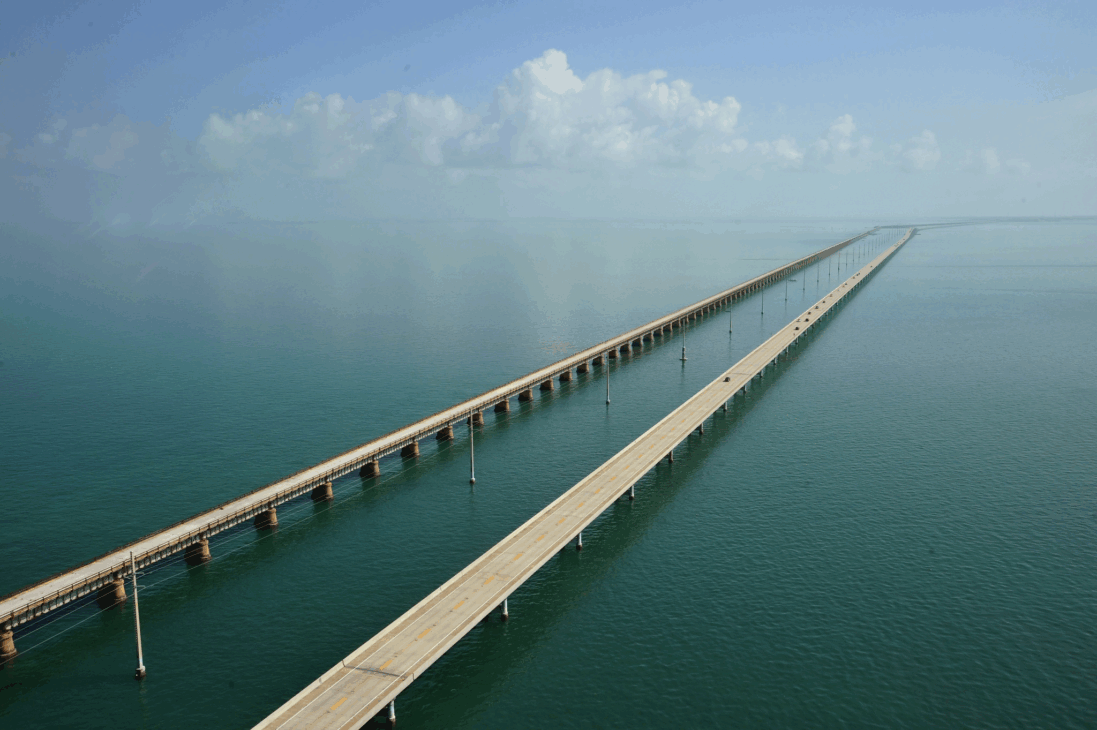 Descubre la Overseas Highway, una carretera de 180 km que atraviesa el océano en Florida, uniendo ingeniería impresionante y paisajes paradisíacos.