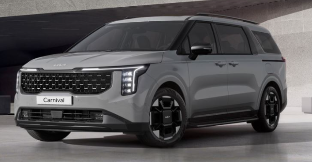 El diseño de la Kia Carnival 2025 fue profundamente renovado, adoptando un estilo robusto y angular inspirado en los SUVs, con destaque para la parrilla imponente y la firma luminosa "Star Map". Foto: Reproducción/Kia