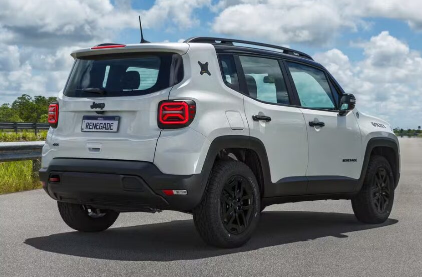 La serie especial de 10 años del Jeep Renegade tiene solo 1.010 unidades y viene con detalles únicos, como adhesivos, ruedas oscuras y placa numerada. Usa el mismo motor 1.3 turbo flex y aún ofrece obsequios como mochila y camiseta para quienes compren. Foto: Divulgación