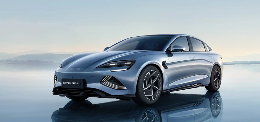 BYD se consolidó rápidamente en Brasil como líder en ventas de vehículos eléctricos e híbridos, impulsada por modelos como el Dolphin y el Song Plus, su innovadora tecnología de batería Blade y una agresiva estrategia de mercado que popularizó la electrificación en el país.