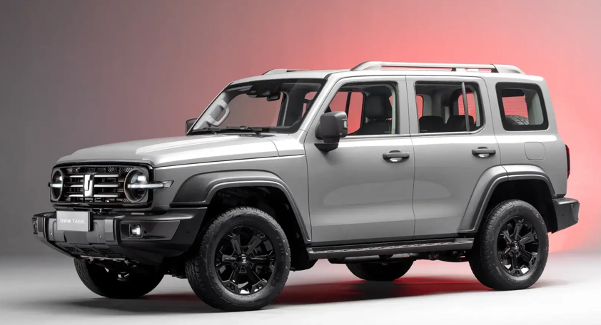 El GWM Tank 300 es un SUV híbrido enchufable recién lanzado en Brasil, que combina un motor 2.0 turbo con un motor eléctrico para entregar 394 cv y robusta capacidad off-road con tracción 4x4, bloqueos de diferencial e interior lujoso, apuntando al concepto de «luxury adventure».