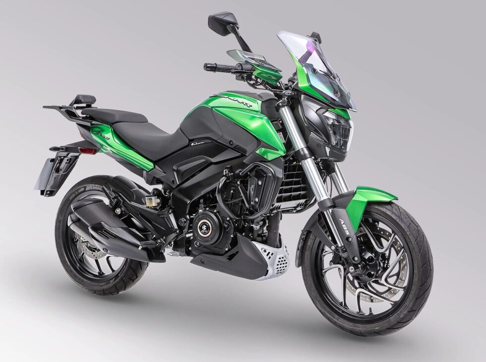Nueva Bajaj Dominar 400 llega con panel LCD, modos de pilotaje, control de tracción y visual renovado. ¡Ve lo que cambia en la moto de 2025!