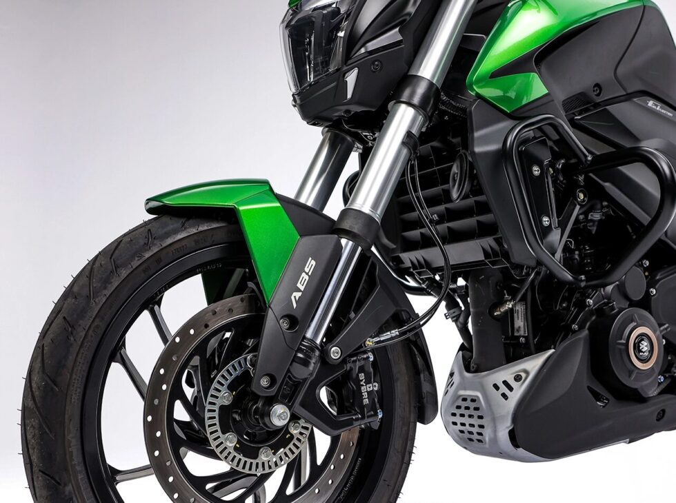 Nueva Bajaj Dominar 400 llega con panel LCD, modos de pilotaje, control de tracción y visual renovado. ¡Ve lo que cambia en la moto de 2025!