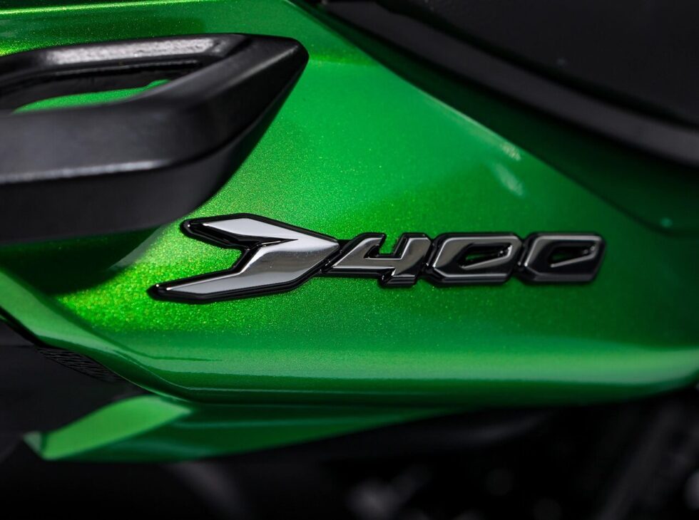 Nueva Bajaj Dominar 400 llega con panel LCD, modos de pilotaje, control de tracción y visual renovado. ¡Ve lo que cambia en la moto de 2025!