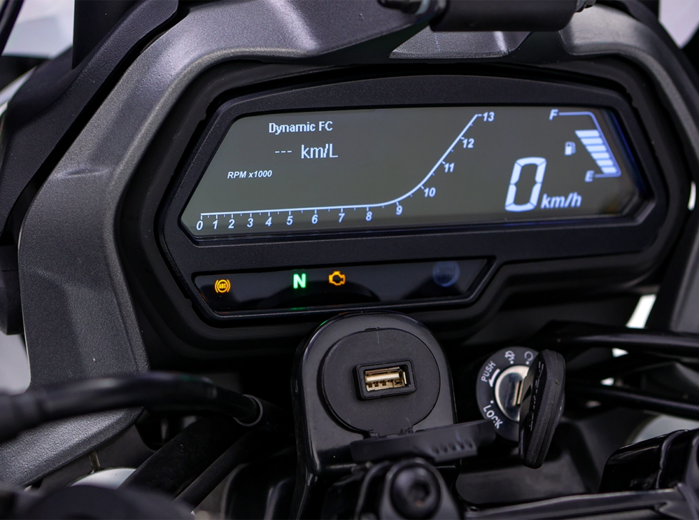 Nueva Bajaj Dominar 400 llega con panel LCD, modos de pilotaje, control de tracción y visual renovado. ¡Ve lo que cambia en la moto de 2025!
