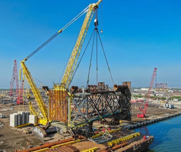 El Liebherr LR 13000 es la grúa sobre orugas convencional más potente. Levanta hasta 3.000 toneladas. Se utiliza en plantas y refinerías.