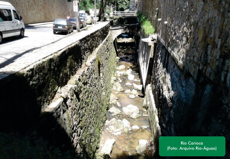 Río Carioca: Nace en la Sierra de Carioca y desembocaba en la Bahía de Guanabara, pasando por Cosme Velho, Laranjeiras y Flamengo. Abasteció a la ciudad a través de los Arcos de Lapa. En 1905, Pereira Passos cubrió gran parte de su curso inferior. Hoy, fluye casi todo invisible y contaminado.
