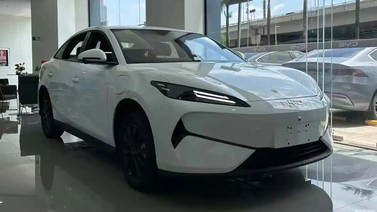 Sedán eléctrico BYD e7 llega a R$ 79 mil en China con visual ousado y foco en conductores de app. ¡Vea por qué podría sorprender al mercado!