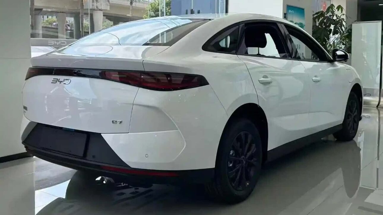 Sedán eléctrico BYD e7 llega a R$ 79 mil en China con visual ousado e foco em motoristas de app. Veja por que ele pode chocar o mercado! (Imagem: reproduçã)