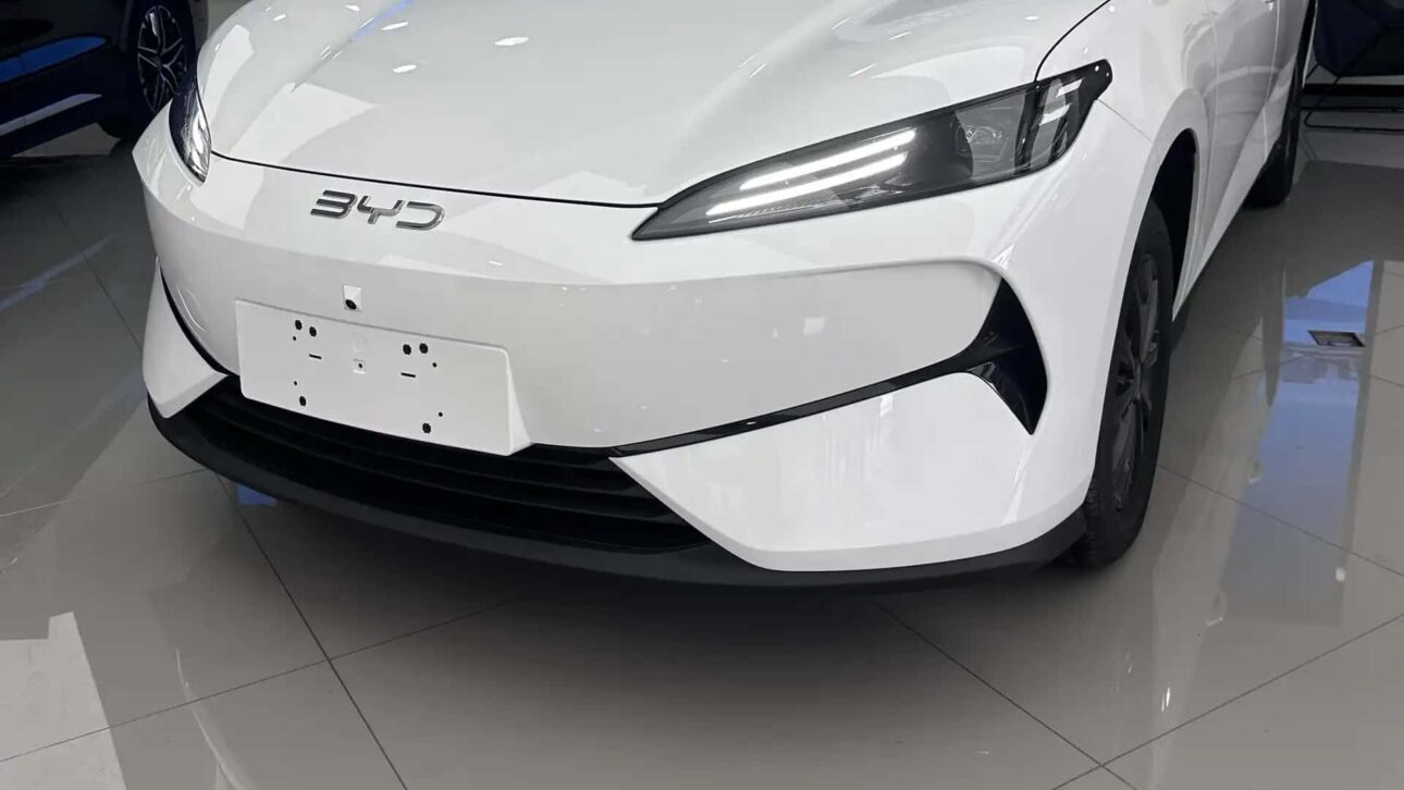 Sedán eléctrico BYD e7 llega a R$ 79 mil en China con visual ousado y foco en conductores de app. ¡Vea por qué podría sorprender al mercado! (Imagem: reproduçã)