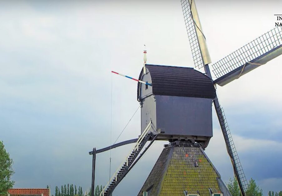 Recuerdos De Una Era Movida A Viento. Este Molino Es Un Vínculo Con El Pasado Y Las Primeras Formas De Aprovechar La Energía De La Naturaleza.