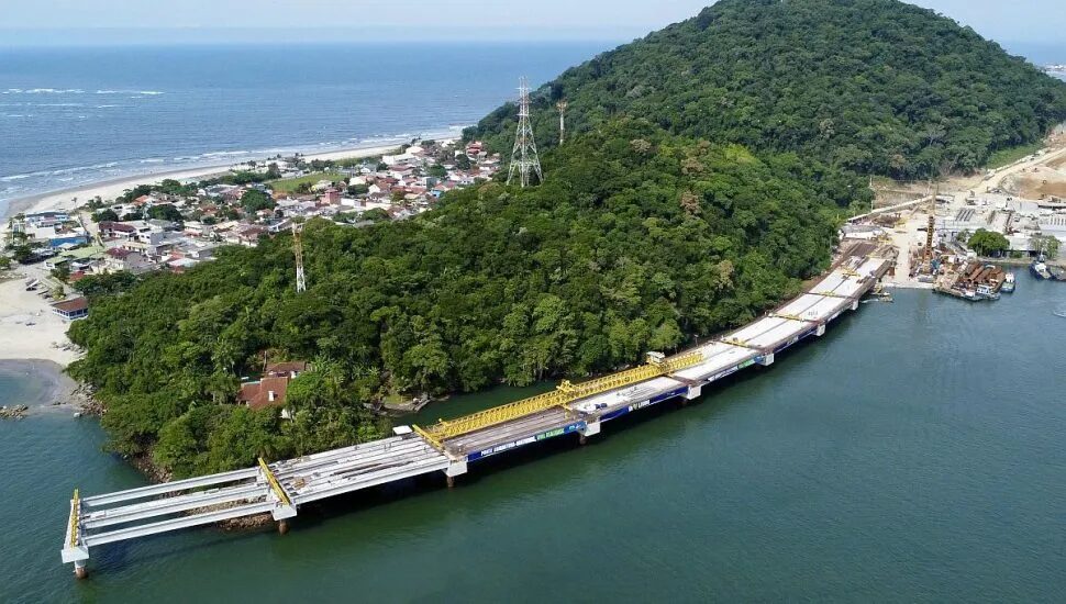 Puente de Guaratuba avanza con 55% concluido y inversiones de casi R$ 300 millones, conectando ciudades y generando empleos en la costa de Paraná.
