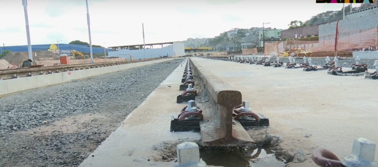 Salvador construye el mayor VLT de Brasil, un transporte moderno y sostenible que va a conectar barrios históricos y periféricos, revolucionando la movilidad.