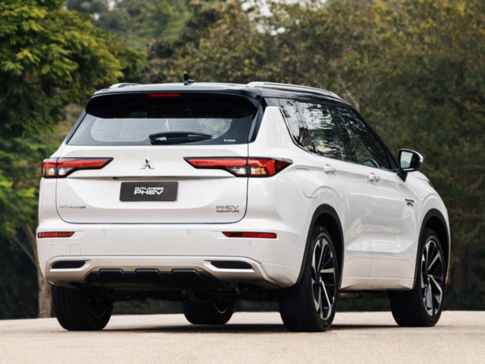 El Mitsubishi Outlander PHEV 2026 llega con hasta 26 km/l, siete asientos y tecnología híbrida que puede revolucionar el mercado brasileño de SUVs.