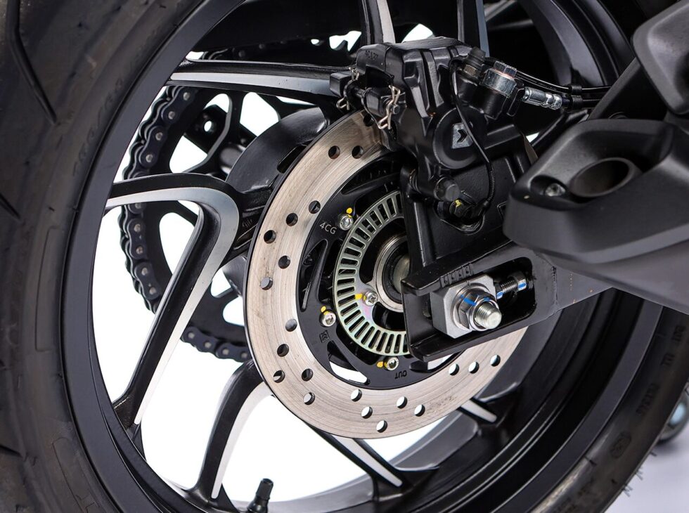 Nueva Bajaj Dominar 400 llega con panel LCD, modos de pilotaje, control de tracción y visual renovado. ¡Ve lo que cambia en la moto de 2025!