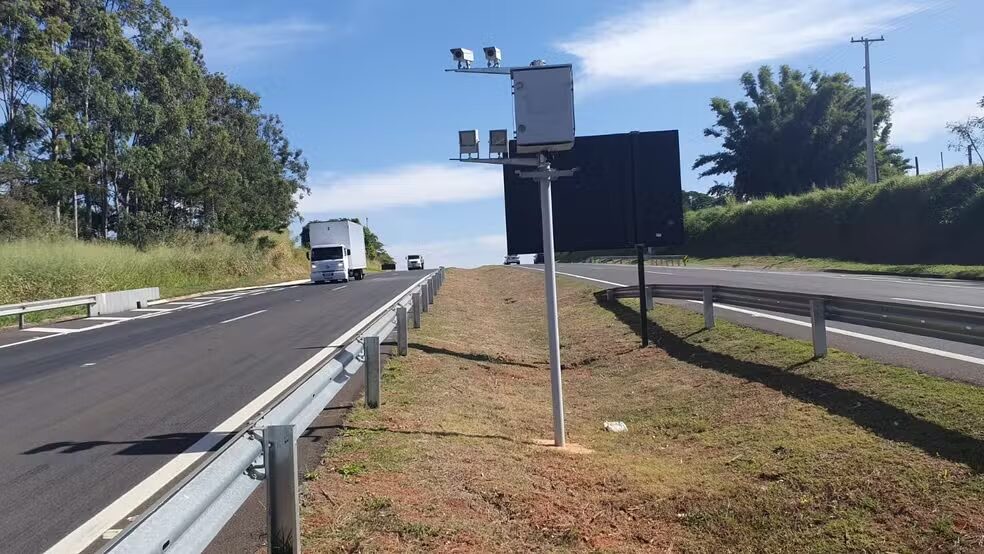 Brasil Prueba Sistema Innovador de Velocidad Media para Carreteras, Prometiendo Más Seguridad y Fin de las Multas Solo por Radares Fijos.