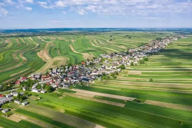 Sułoszowa, villa polaca con 6.000 agricultores alineados en una calle, revela un impresionante mosaico agrícola que viralizó en internet.