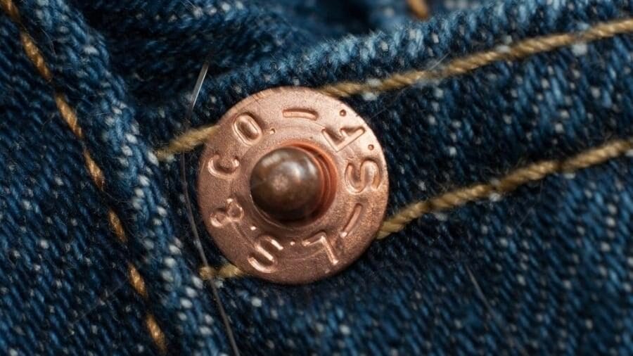 Los pequeños botones del jeans son más que detalle: una solución ingeniosa que garantizó resistencia y se convirtió en símbolo de la moda en casi 150 años.