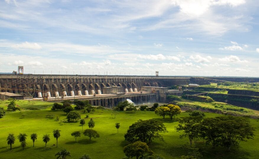 Paraguay posee la mitad de la energía generada por la hidroeléctrica de Itaipú, pero históricamente no consume toda esta cuota, vendiendo el excedente principalmente a Brasil. Con el acuerdo de venta expirado en 2023, el país ahora evalúa nuevas oportunidades para su energía, incluyendo el interés de EE.UU. en usarla para proyectos de inteligencia artificial. Foto: Pexels.