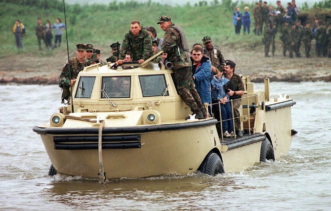 El LARC-V, repleto de militares y miembros de los medios durante el Ejercicio COOPERAÇÃO DO MAR '96, cerca de Vladivostok, Rusia.