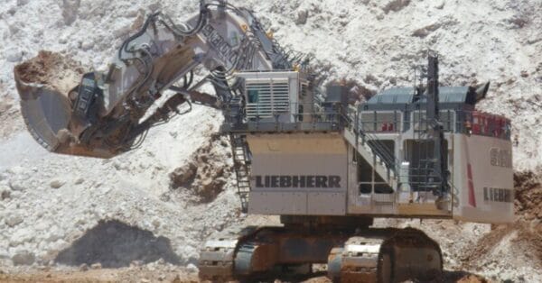 Escavadeira hidráulica Liebherr R 9800 de 800 toneladas escavando rocha em mina a céu aberto