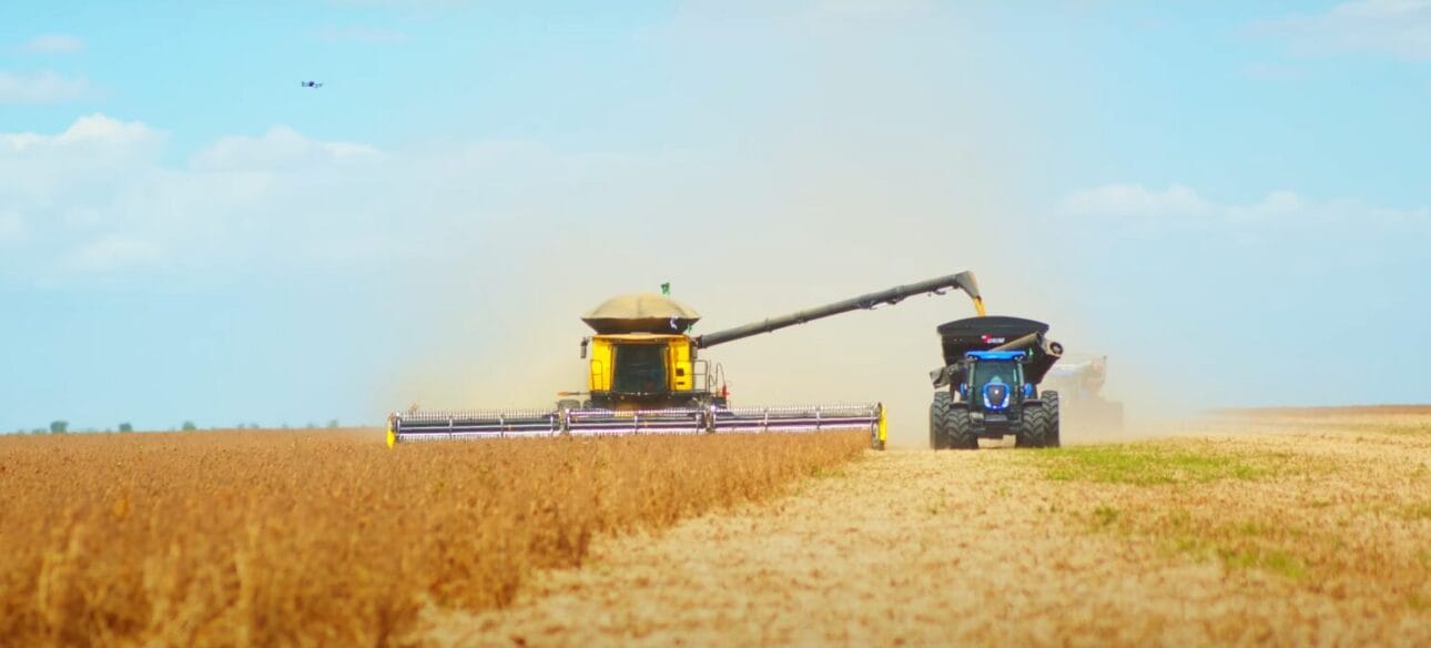 Cosechadora brasileña de 700 cv rompe récord al cosechar 481 toneladas de soja en 8 horas, con tecnología de punta e inteligencia artificial.