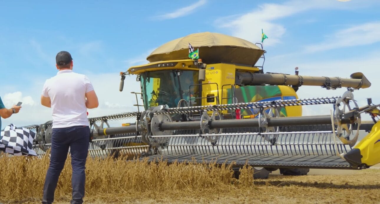 Cosechadora brasileña de 700 cv rompe récord al cosechar 481 toneladas de soja en 8 horas, con tecnología de punta e inteligencia artificial.