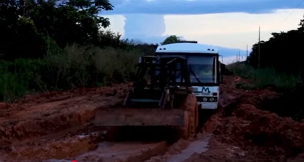 Describiendo los desafíos enfrentados en la BR-319, el Canal Construction Time relata sobre el peligro constante: 'en este tramo y cuando los camiones quedan atascados, la única forma de conseguir volver a la pista sería con ayuda de un tractor, convirtiendo una situación muy precaria'.