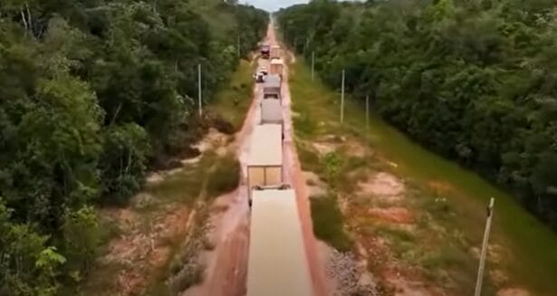 La estratégica carretera amazónica BR-319 sigue siendo un retrato de los complejos desafíos entre desarrollo, infraestructura y preservación ambiental en el corazón de Brasil. Imagen: Canal Construction Time